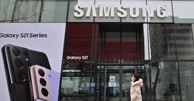 A woman walks past an advertisement for the Samsung Galaxy S21 smartphone at a Samsung Electronics store in Seoul, South Korea, Jan. 28, 2021. (Reuters Photo)