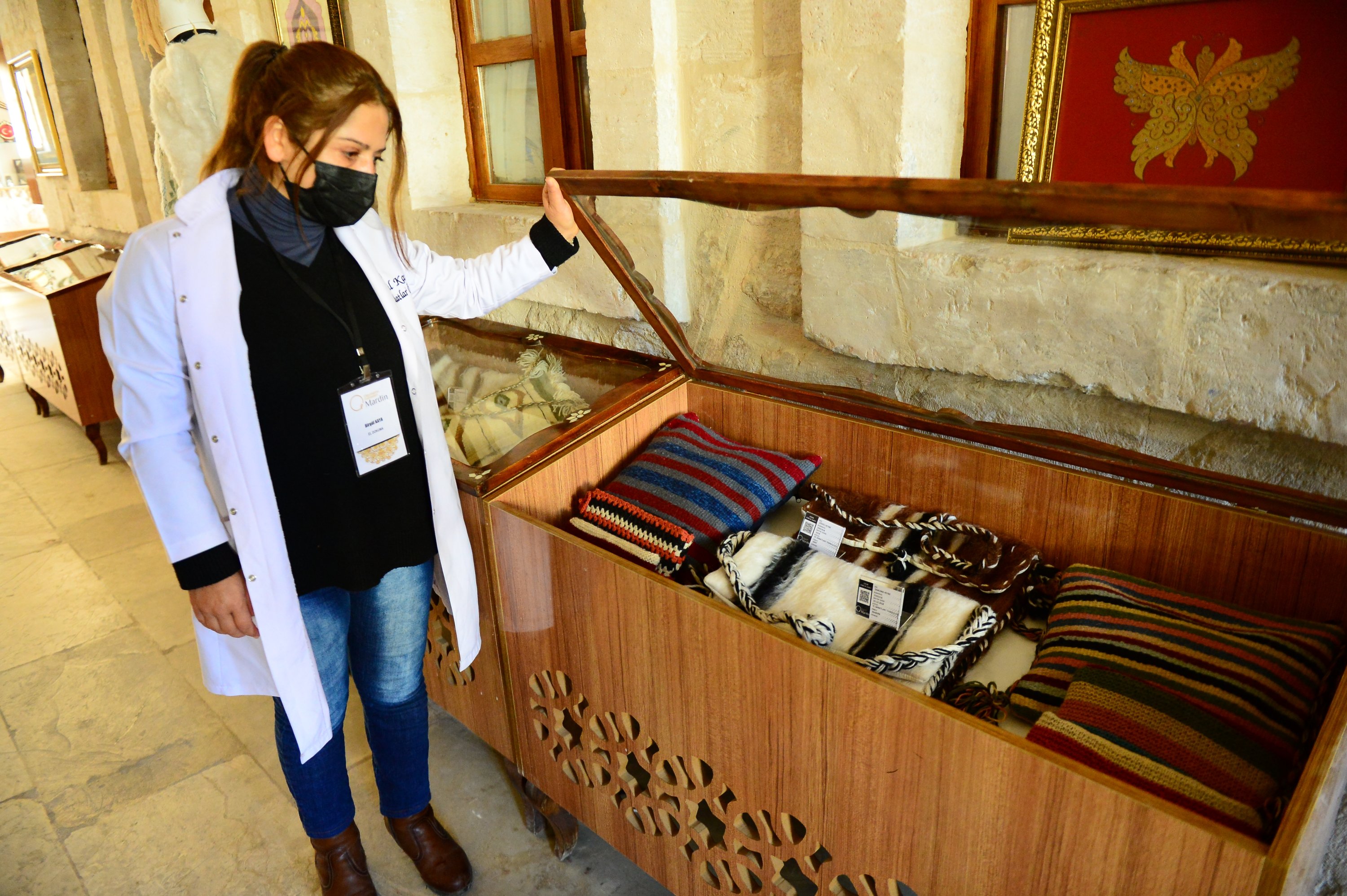 Master trainer Birgül Kaya shows some woven products at the Mardin Technical Institute, Mardin, southeastern Turkey, Jan. 28, 2020. (AA Photo)