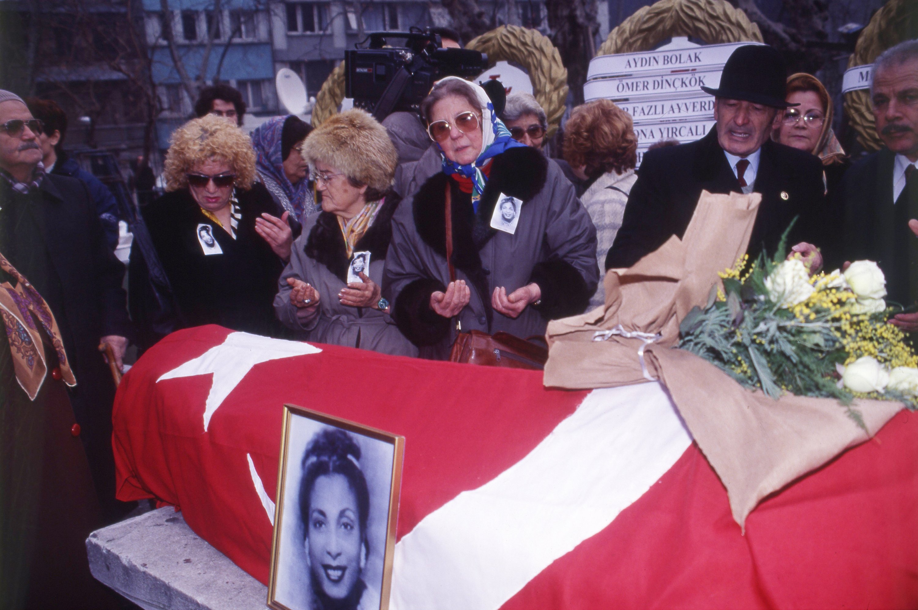 The family and friends of Safiye Ayla attend her funeral in Istanbul, Turkey, Jan. 16, 1998. (Archive Photo)