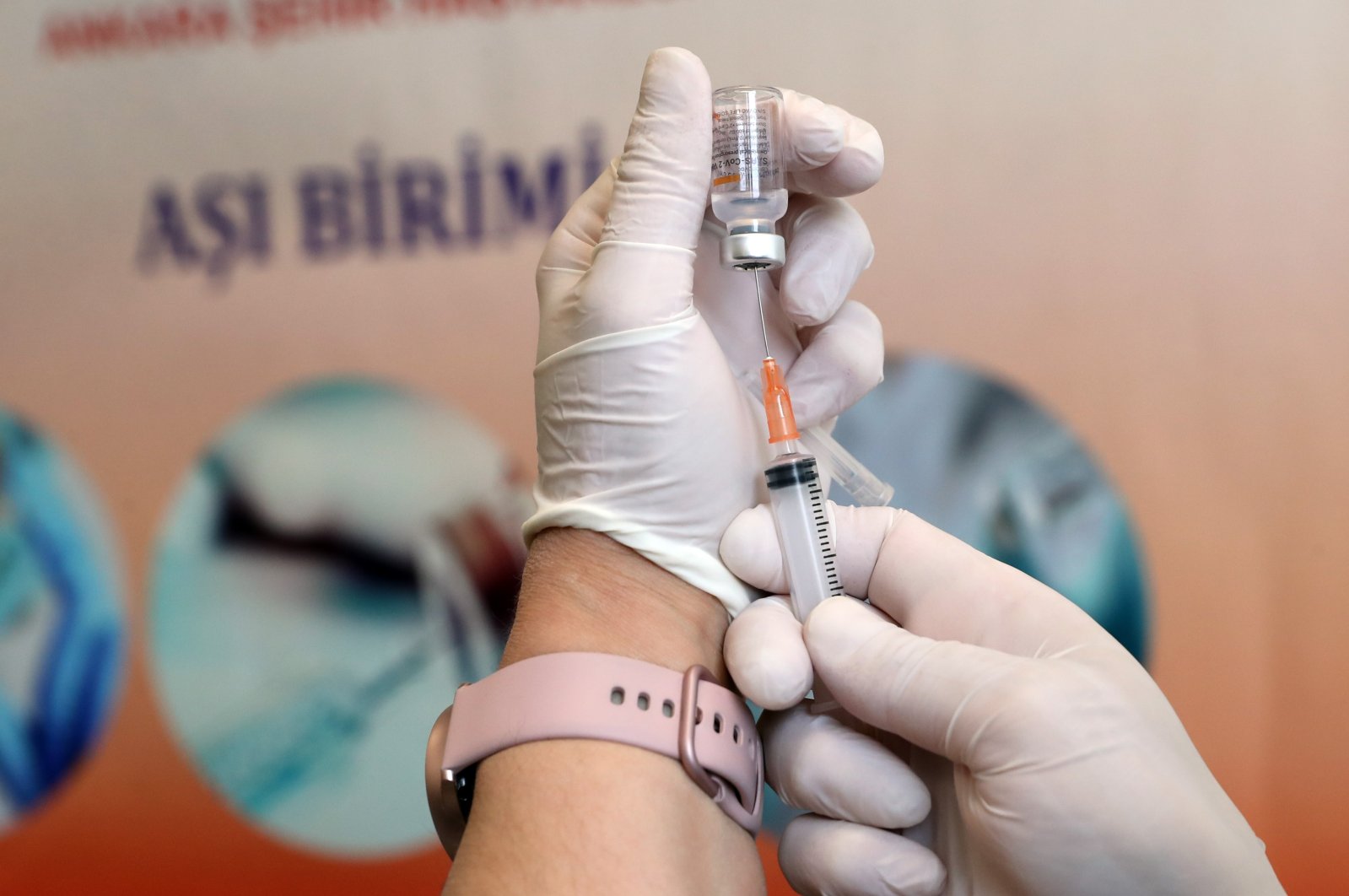 A health worker prepares a dose of the CoronaVac vaccine during a coronavirus vaccination campaign in Ankara, Turkey, Jan. 27, 2021. (AFP Photo)