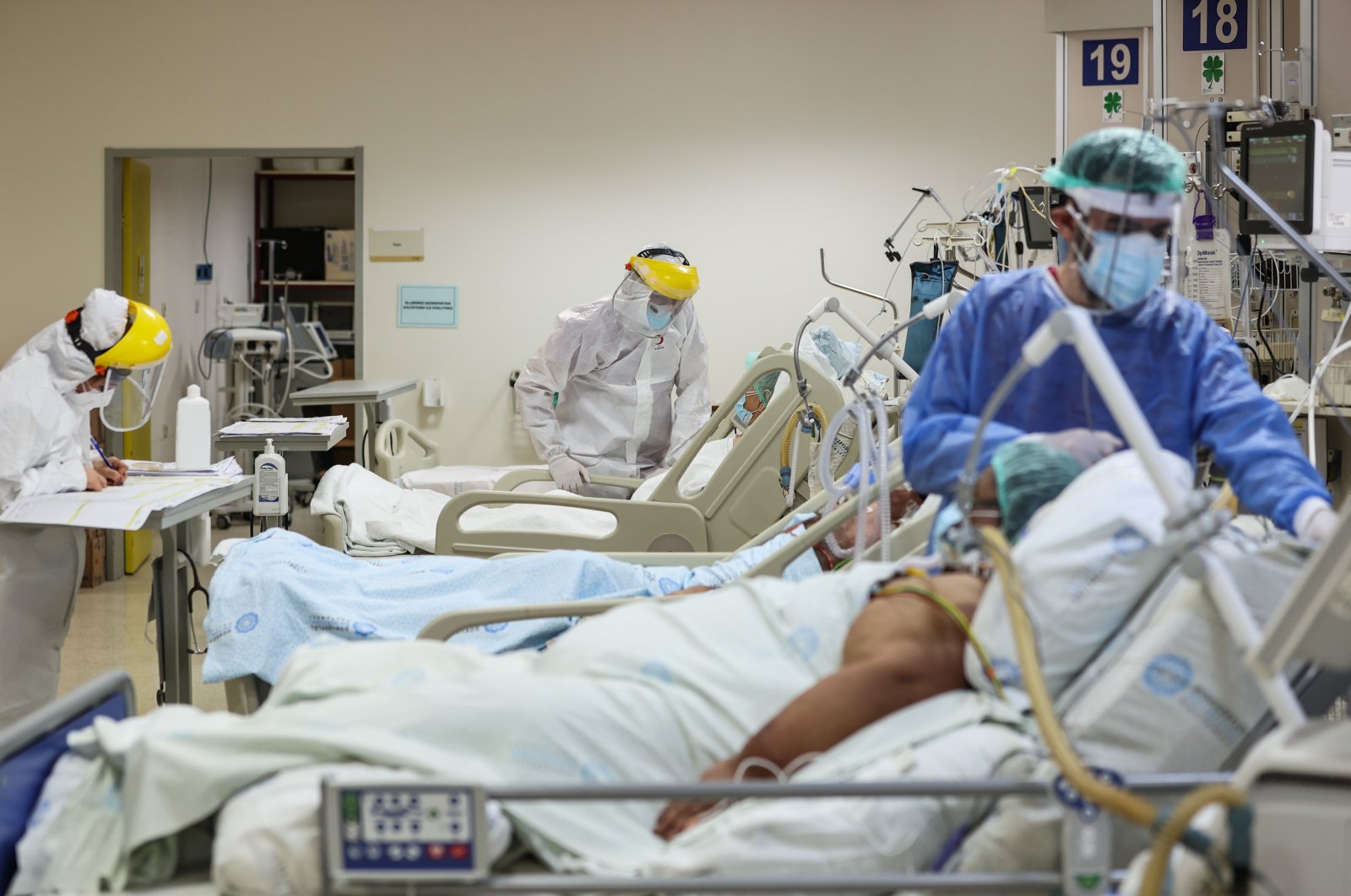 Health care staff attend to coronavirus patients at a hospital in Izmir, western Turkey, Jan. 29, 2021. (AA Photo)