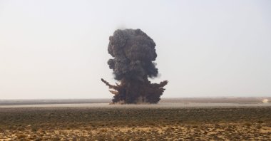 A joint Saudi-backed Sudanese-Yemeni military experts force removes and deactivates some 5,000 landmines which they said were planted by the Iran-aligned Houthi rebels in Yemen's northern coastal town of Midi, located in conflict-ridden Hajjah governorate near the border with Saudi Arabia on the Red Sea on Jan. 30, 2021. (AFP Photo)