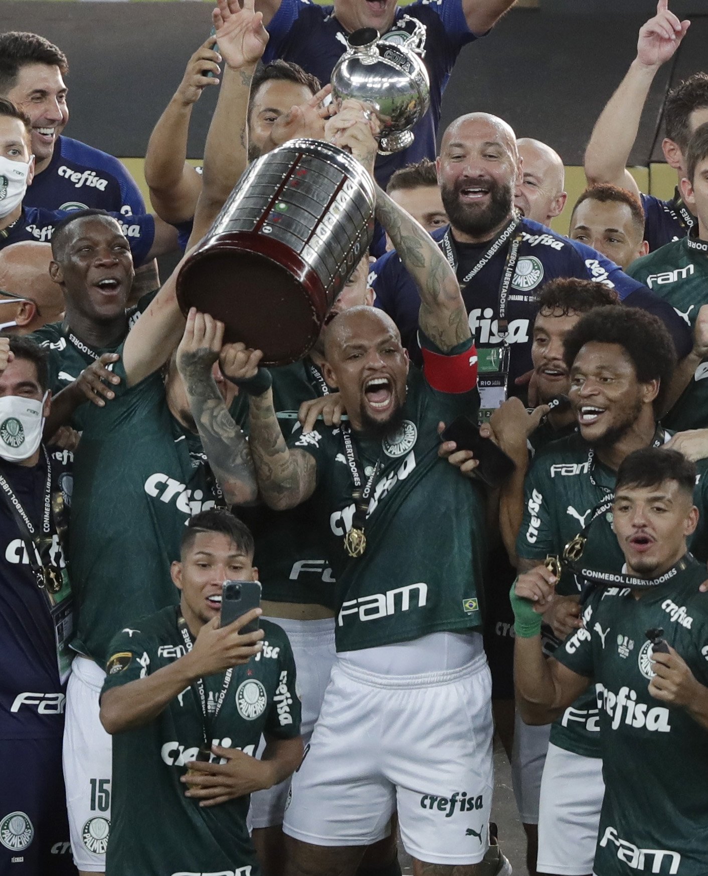 Palmeiras captain Felipe Melo lifts the trophy as he celebrates winning the Copa Libertadores with teammates, Estadio Maracana, Rio de Janeiro, Brazil, Jan. 30, 2021. (REUTERS Photo)