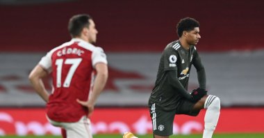 Manchester United's English striker Marcus Rashford (R) 'takes a knee' in support of the No Room For Racism campaign ahead of the Premier League match against Arsenal at the Emirates Stadium, London, Jan. 30, 2021. (AFP Photo)