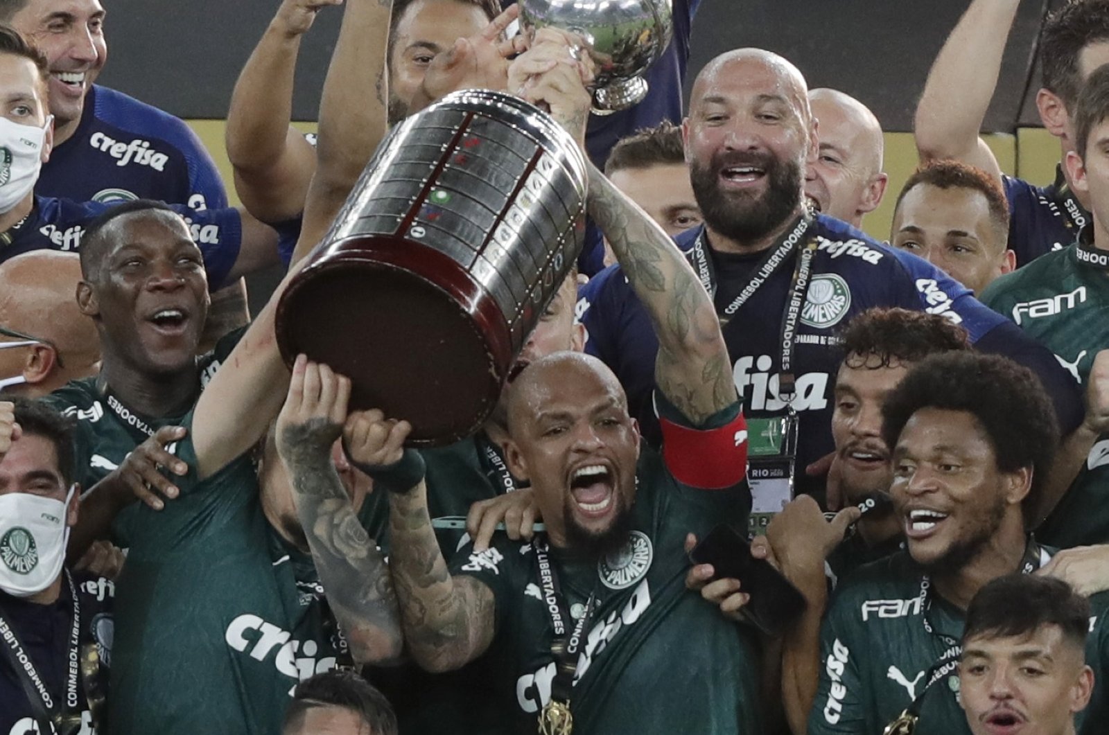 Santos aim to cap turbulent year with Libertadores success