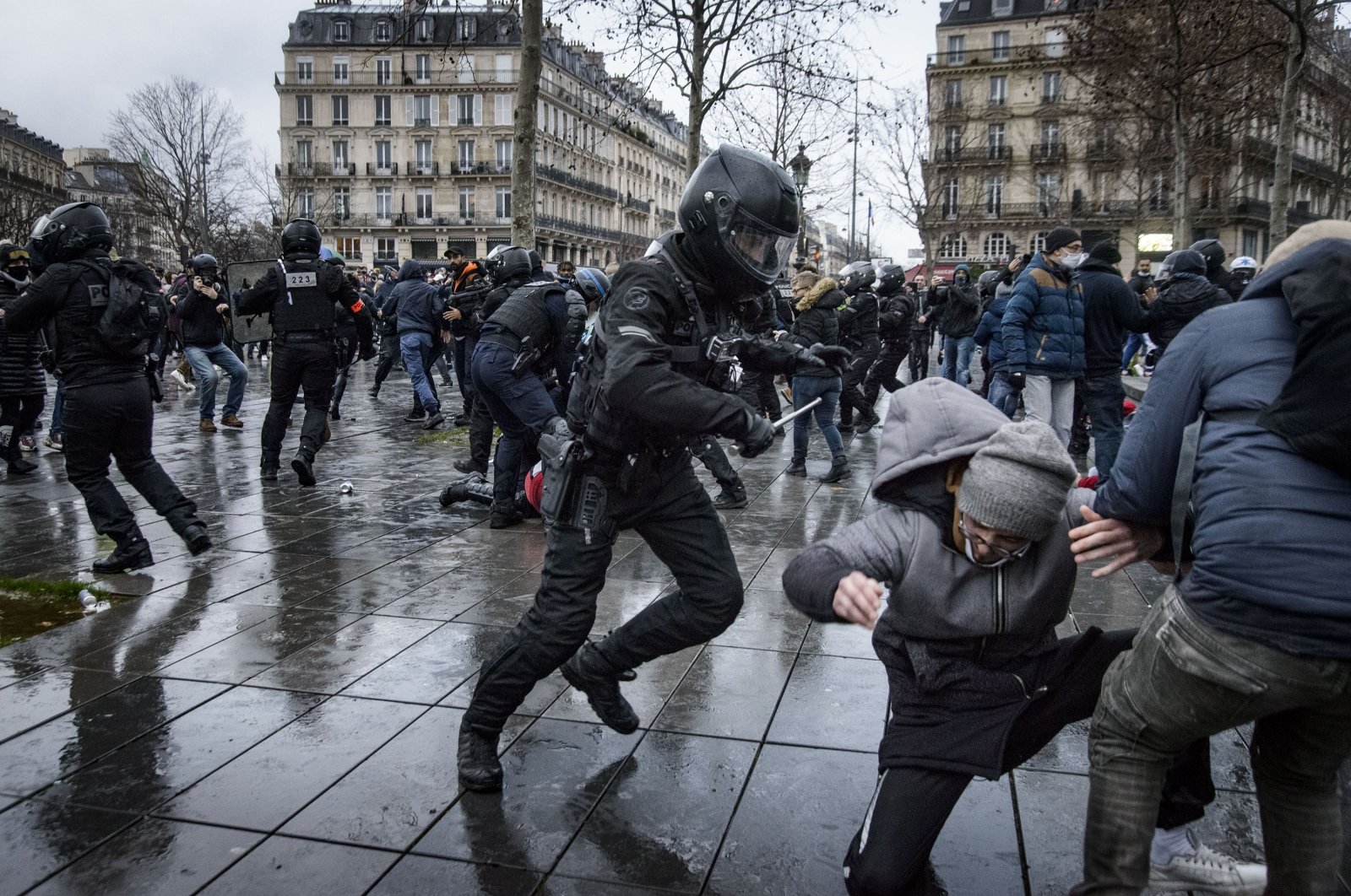 Polices lashes out on demonstrators after a protest for the total withdrawal of the Global Security law, Paris, Jan. 30, 2021. (Reuters Photo)