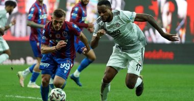 Trabzonspor defender Serkan Asan (L) goes past Beşiktaş's Cyle Larin in a Süper Lig match at Istanbul's Vodafone Stadium, Turkey, Jan. 31, 2021. (IHA Photo)