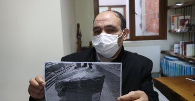 Ahmet Kıral shows reporters the box his spleen was delivered in, in Yalova, northwestern Turkey, Feb. 1, 2021. (AA Photo)