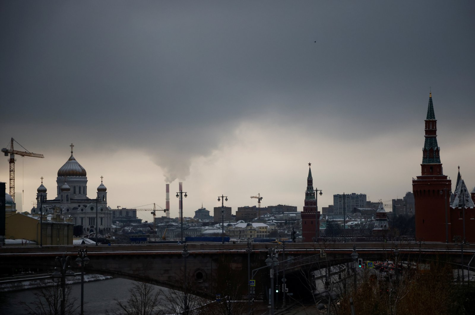 Steam rises from the chimneys of a heating power plant over the skyline of central Moscow, Russia, Nov. 23, 2020. (Reuters Photo)