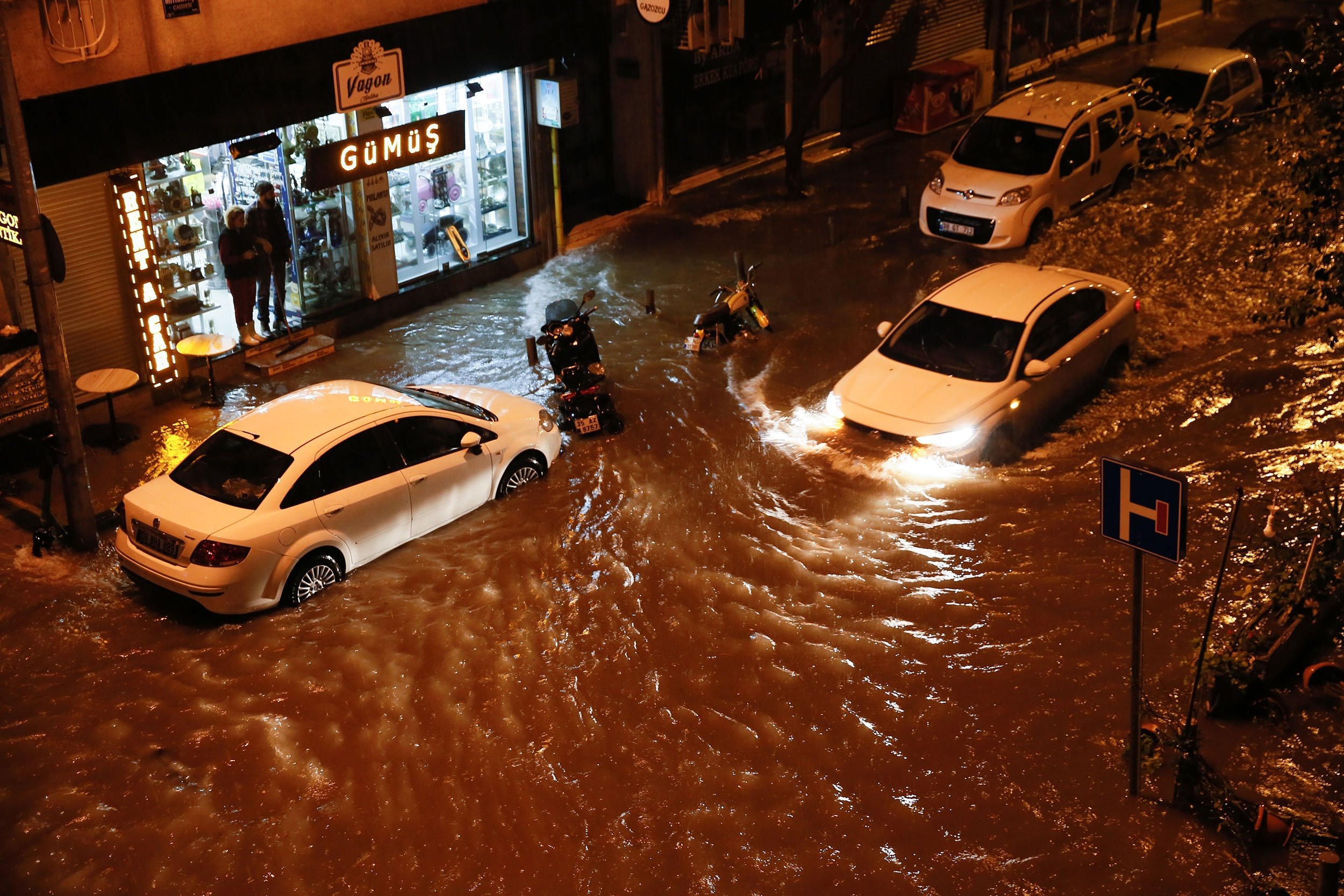 Torrential Rain Causes Flash Floods In Turkey S Western Izmir Daily Sabah