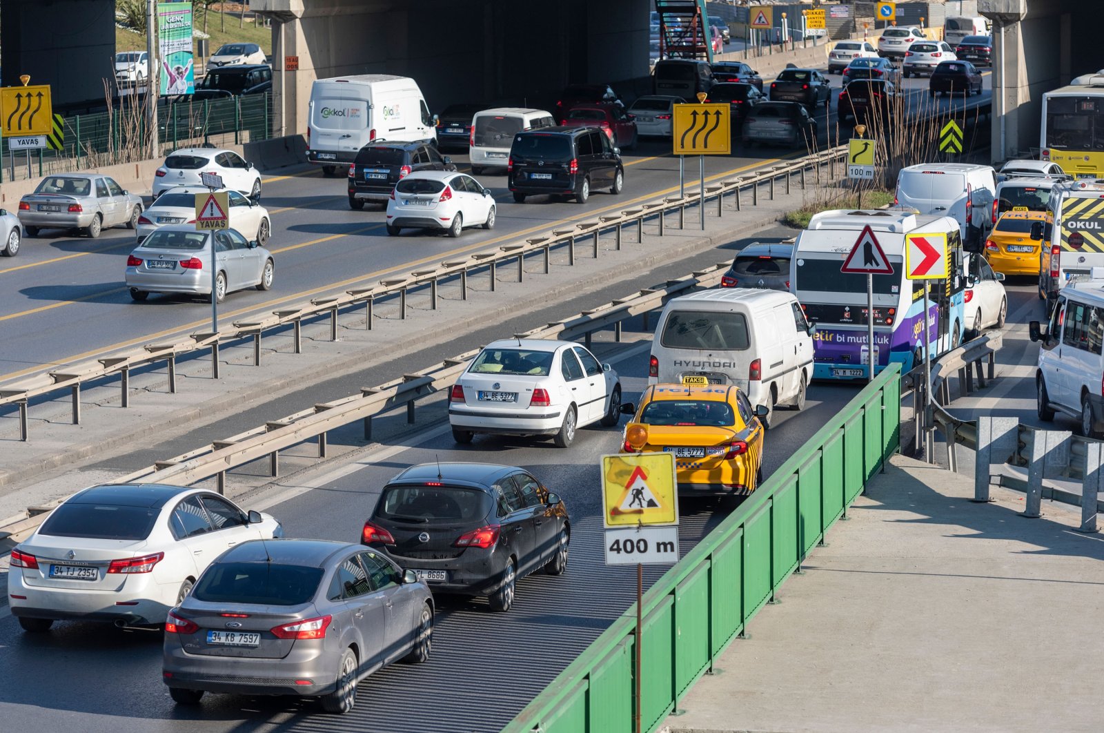 Vehicles make their way through traffic in Mecidiyeköy district, Istanbul, Turkey, Oct. 20, 2020. (Shutterstock Photo)