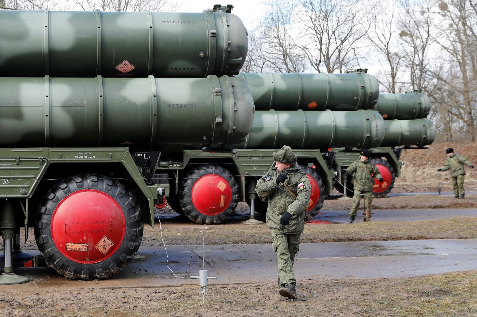 Russian servicemen stand next to a new S-400 surface-to-air missile system after its deployment at a military base outside the town of Gvardeysk near Kaliningrad, Russia on March 11, 2019. (Reuters Photo)