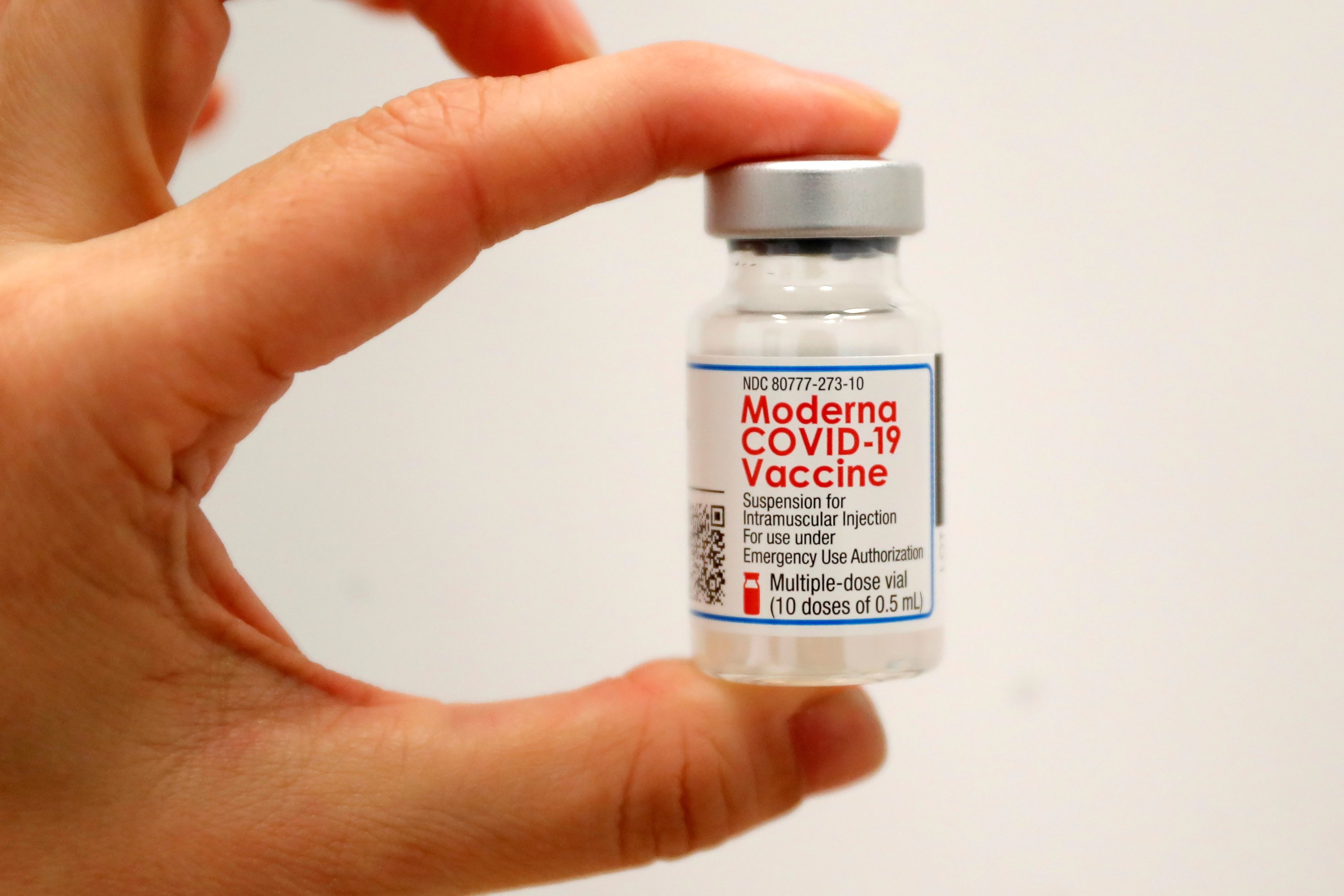A health care worker holds a vial of the Moderna COVID-19 vaccine at a pop-up vaccination site operated by SOMOS Community Care during the COVID-19 pandemic in Manhattan, New York City, New York, U.S., Jan. 29, 2021. (Reuters Photo)
