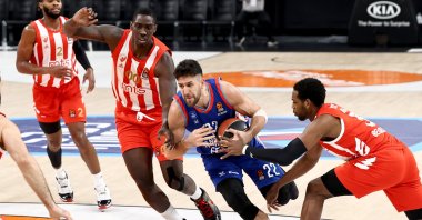 Anadolu Efes point guard Vasilije Micic (C) goes past two Crvena Zvezda players in their Round 22 match in the THY EuroLeague, Sinan Erdem Sports Center, Istanbul, Jan. 26, 2021. (AA Photo)