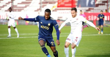 Fenerbahçe midfielder Bright Osayi-Samuel (L) vies for the ball with Hatayspor left back Mesut Caytemel, Antakya Atatürk Stadium, Hatay, Turkey, Feb. 2, 2021. 
