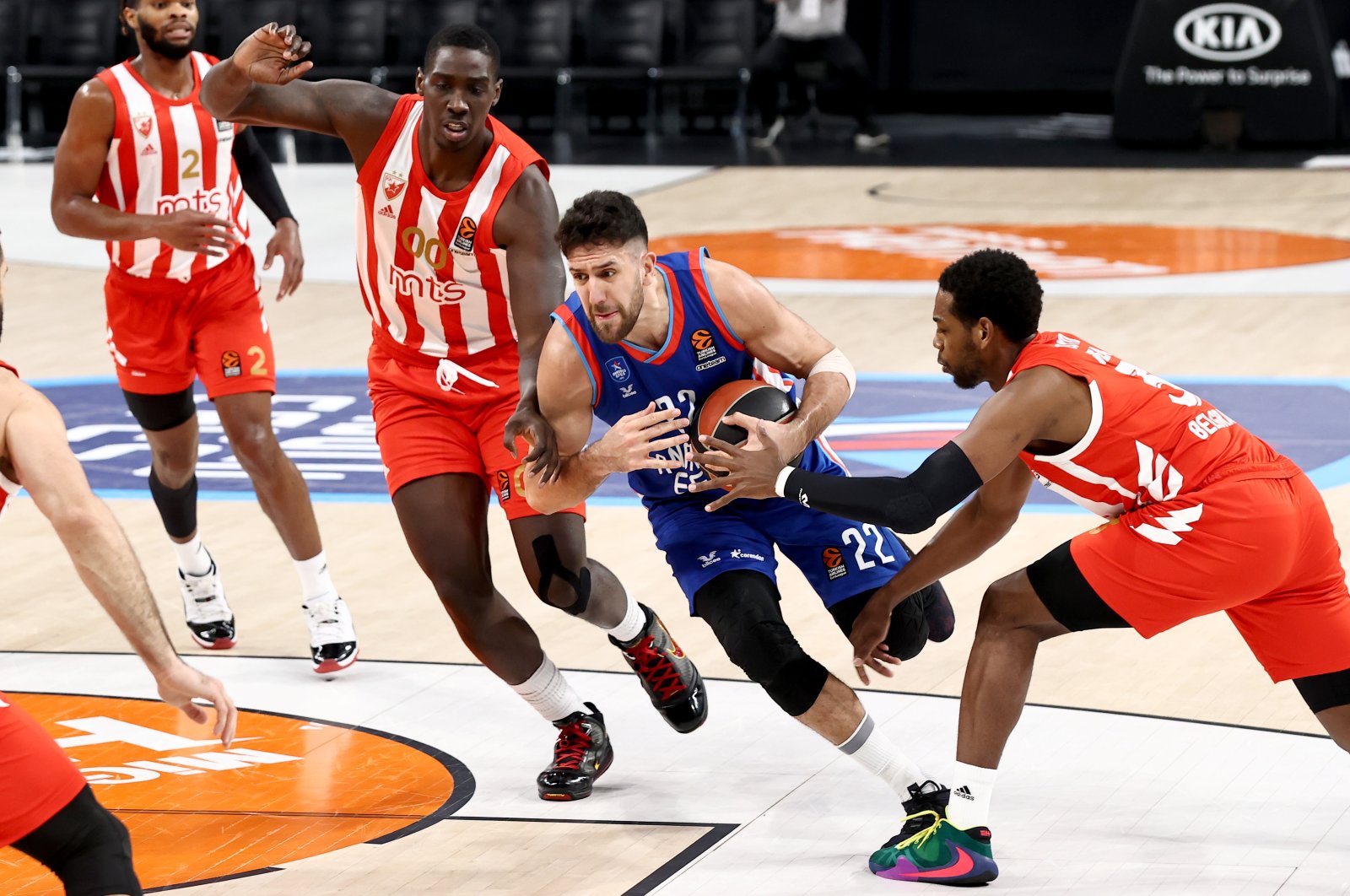 Anadolu Efes point guard Vasilije Micic (C) goes past two Crvena Zvezda players in their Round 22 match in the THY EuroLeague, Sinan Erdem Sports Center, Istanbul, Jan. 26, 2021. (AA Photo)