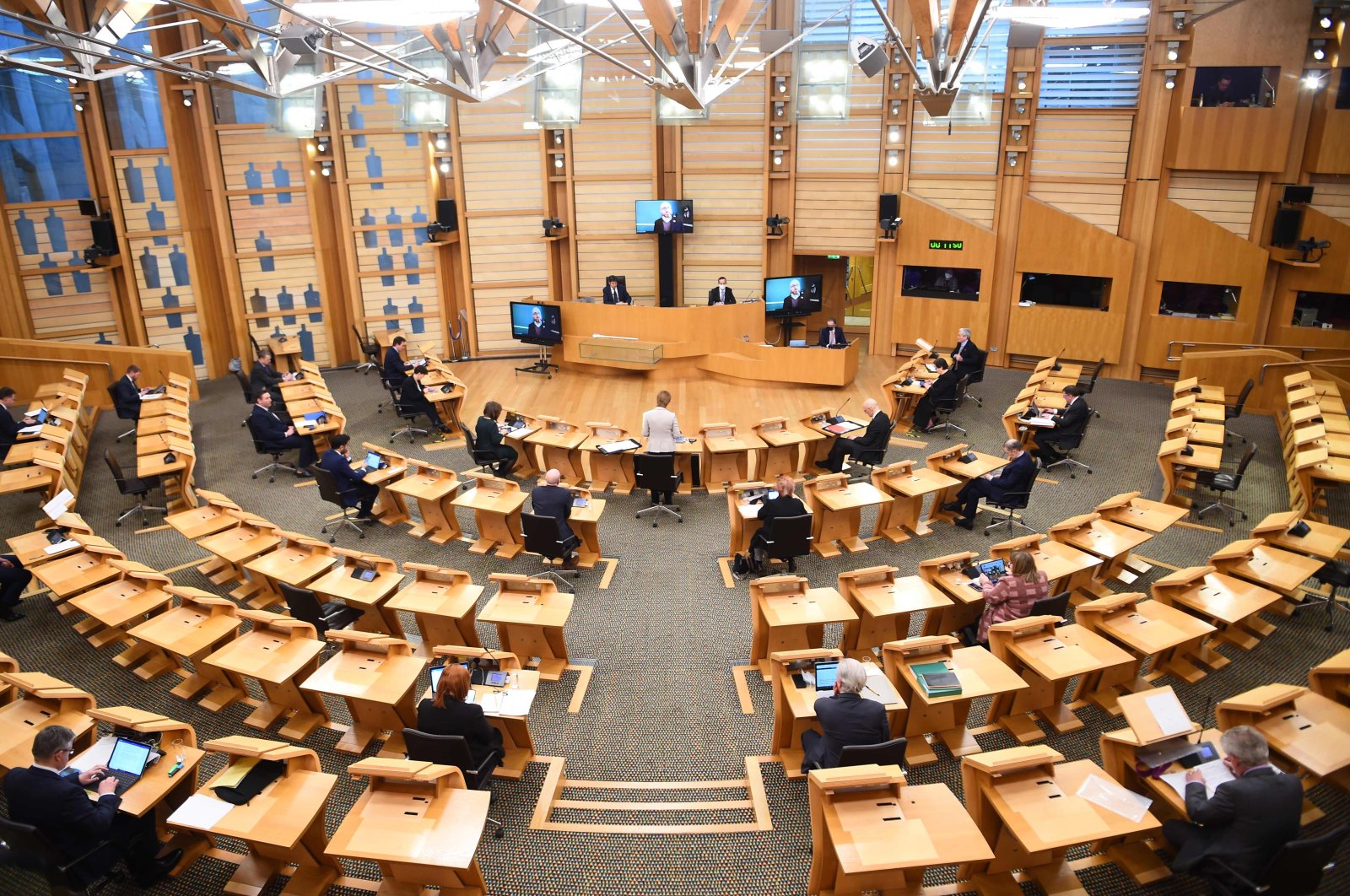 Schottlands erster Minister Nicola Sturgeon (C) informiert am 2. Februar 2021 im schottischen Parlament in Holyrood, Edinburgh, über die COVID-19-Pandemie. (AFP-Foto)