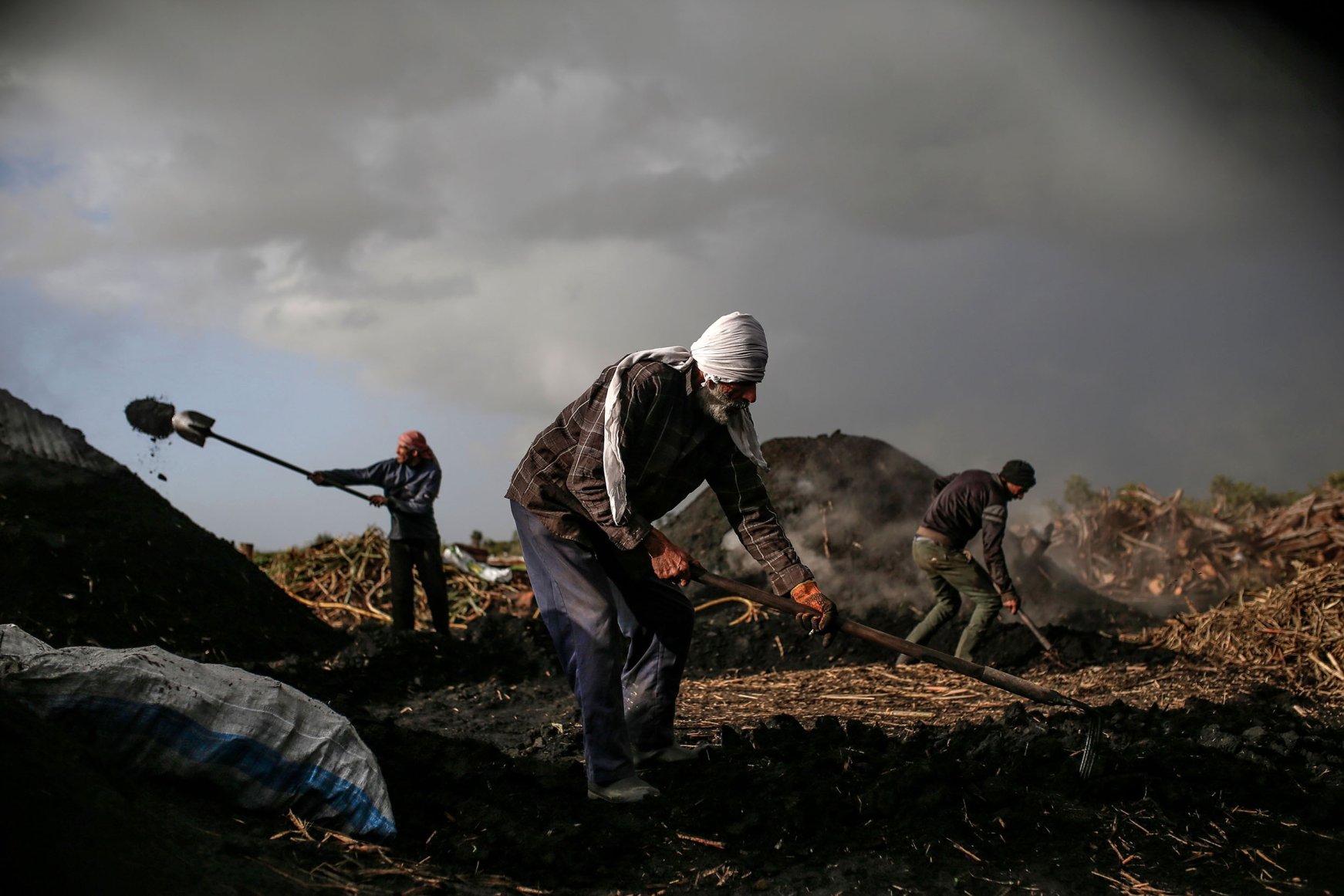 Palestinians in Gaza tirelessly work to make charcoal for winter ...