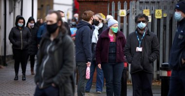 People queue at a coronavirus testing site after a new variant of SARS-CoV-2 originating from South Africa was discovered, in Ealing, West London, Britain, Feb. 2, 2021. (Reuters Photo)