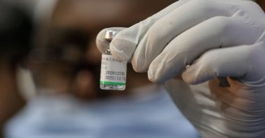 A health worker shows dosages of COVID-19 vaccine at a Hospital, as part of the national vaccination campaign, in Lahore, Pakistan, Feb. 3 2021. (EPA Photo)