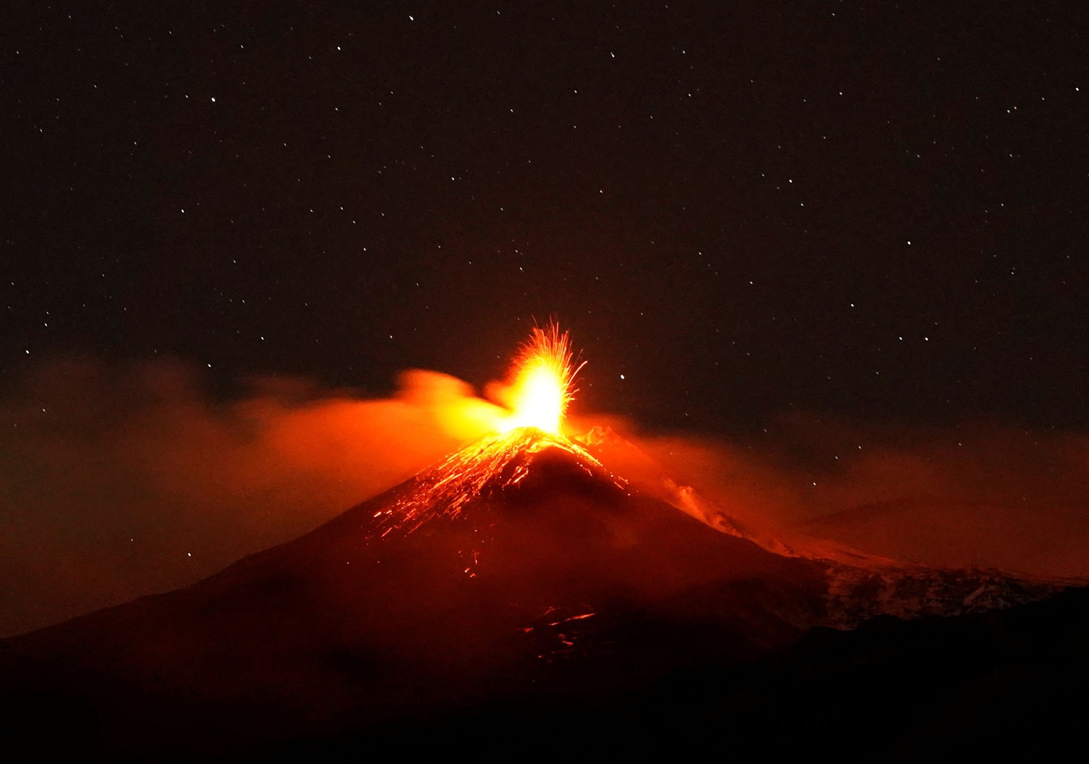 Spectacular eruptions from Mount Etna light up night sky Daily Sabah