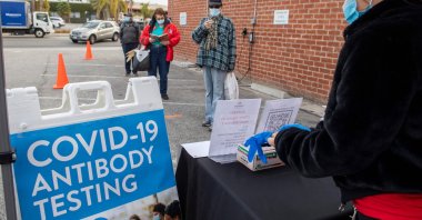 People wait in line for the "No Cost Antibody" testing event organized by Calvary Baptist Church of Santa Monica and GUARDaHEART Foundation in Santa Monica, California, U.S., Jan. 19, 2021. (AFP Photo)