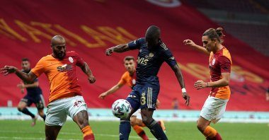 Fenerbahçe forward Enner Valencia (C) vies for the ball with Galatasaray defenders at the Türk Telekom Stadium, Istanbul, Turkey, Sept. 27, 2020.