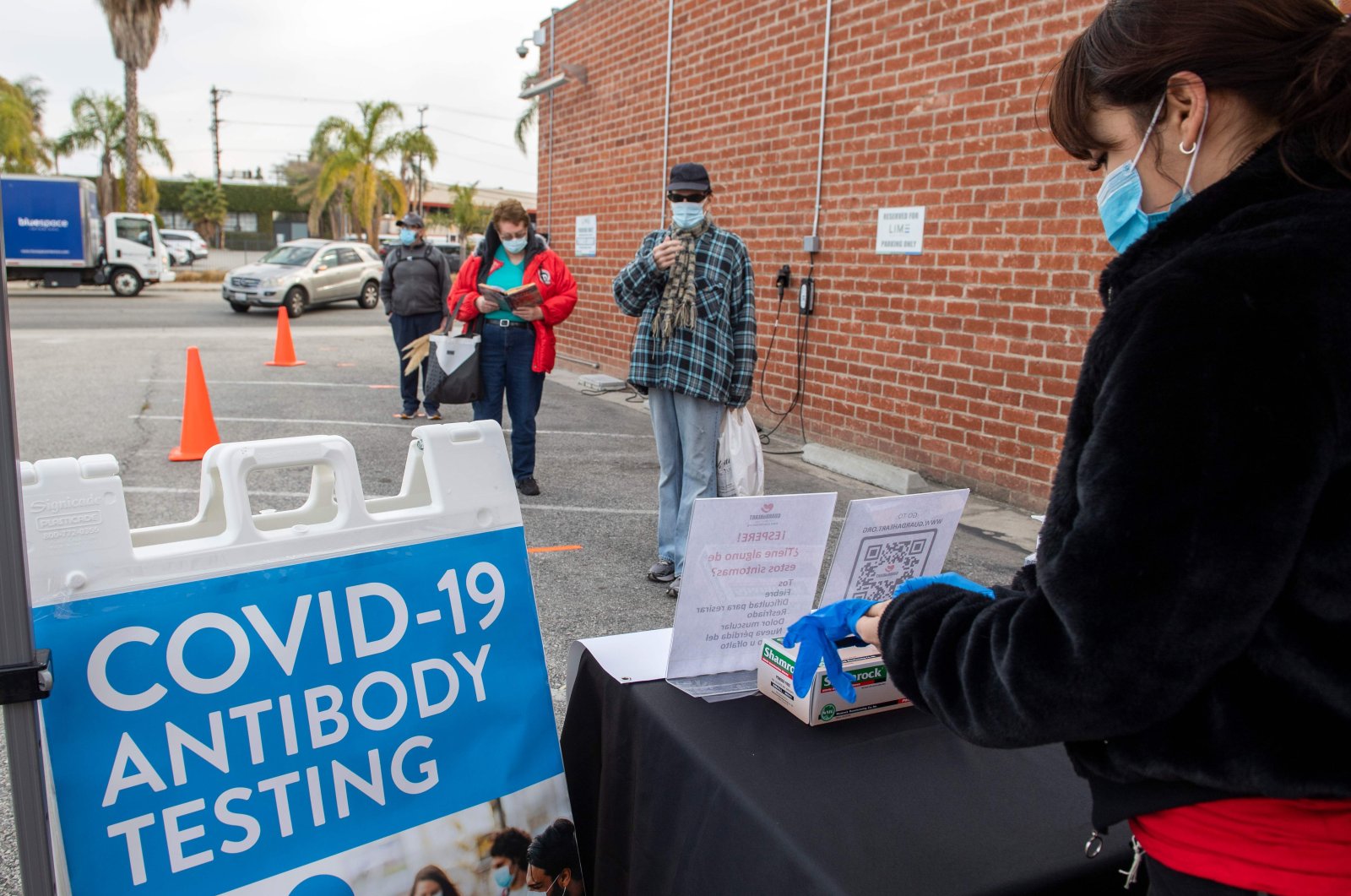 People wait in line for the "No Cost Antibody" testing event organized by Calvary Baptist Church of Santa Monica and GUARDaHEART Foundation in Santa Monica, California, U.S., Jan. 19, 2021. (AFP Photo)