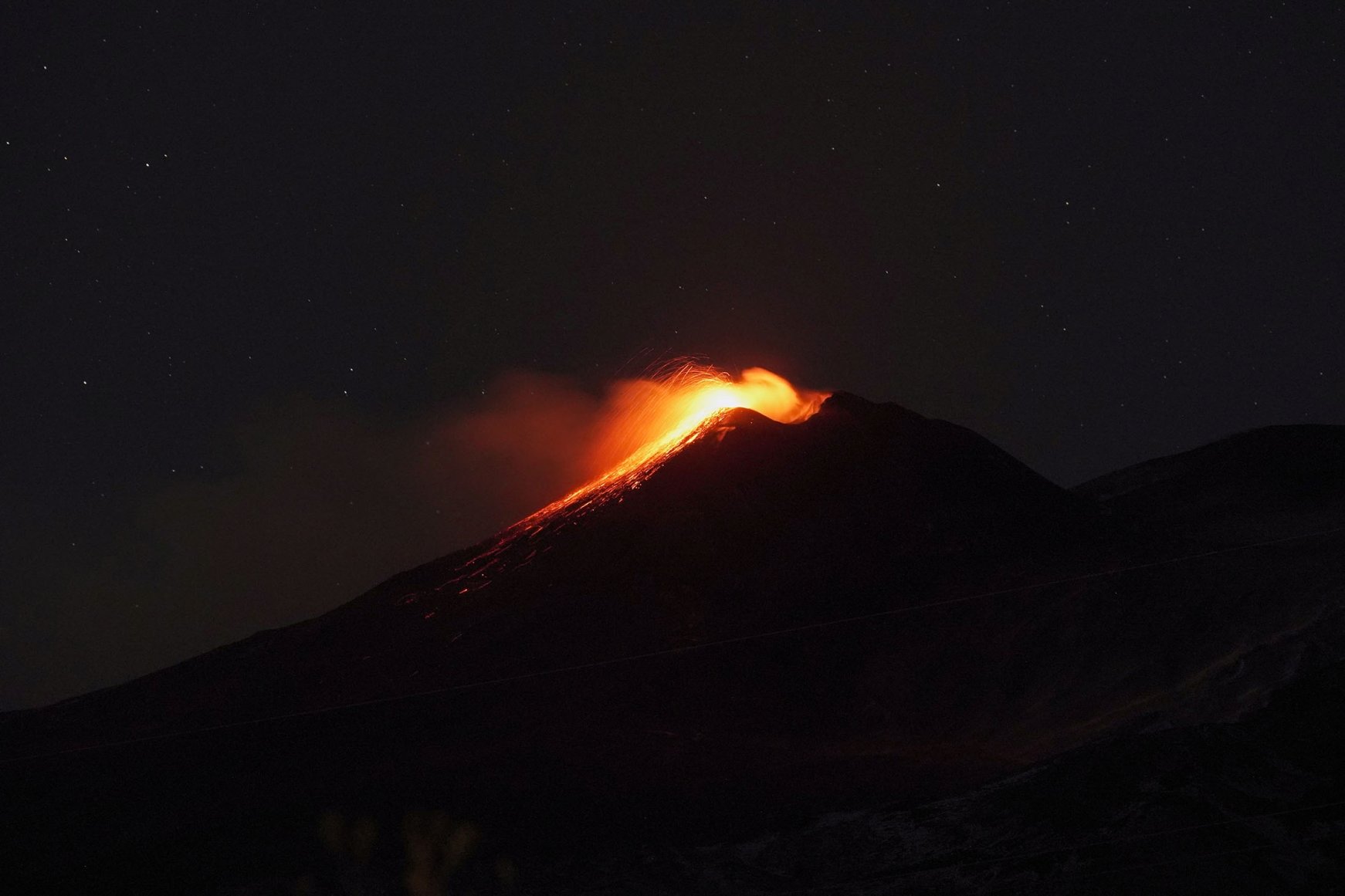 Spectacular eruptions from Mount Etna light up night sky Daily Sabah