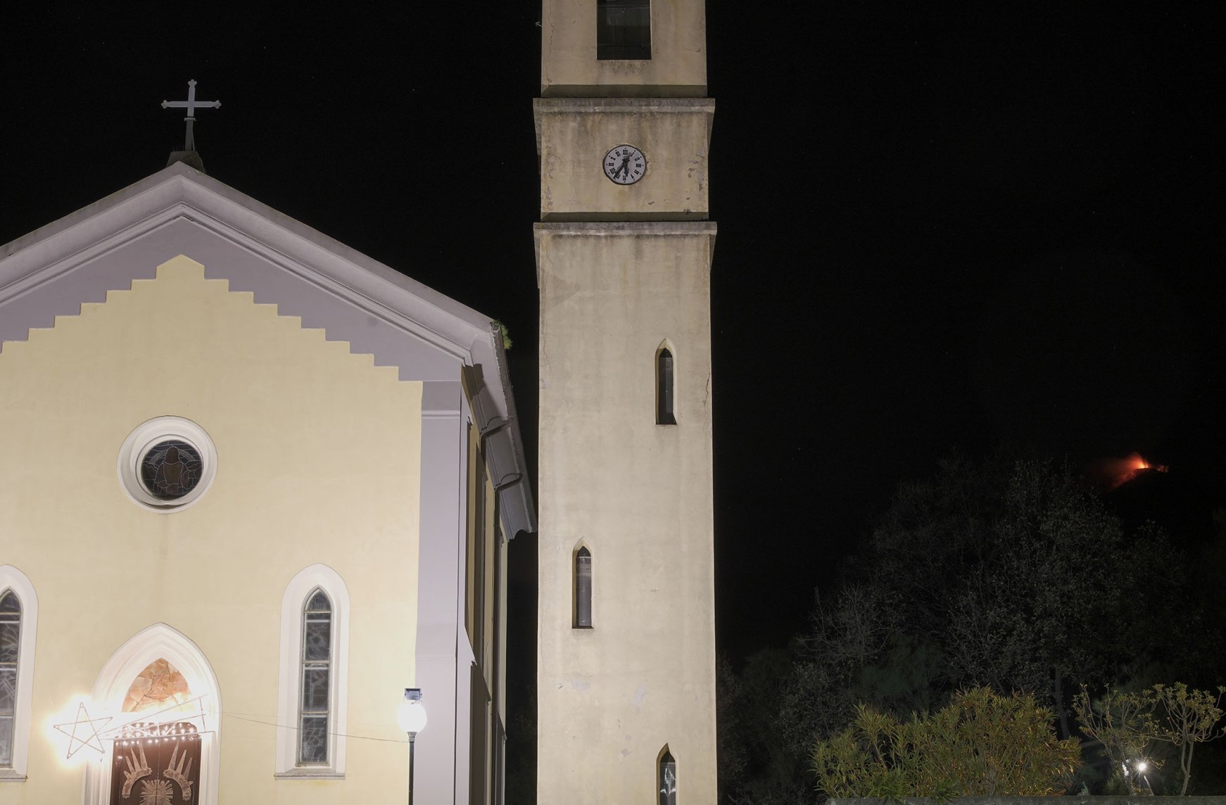 Spectacular eruptions from Mount Etna light up night sky Daily Sabah