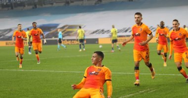 Galatasaray’s Egyptian forward Mostafa Mohamed (C) celebrates scoring the winning goal against Fenerbahçe, Şükrü Saracoğlu Stadium, Istanbul, Feb. 6, 2021. (DHA Photo)
