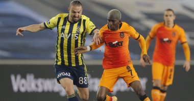 Fenerbahçe's Caner Erkin (L) tries to go past Galatasaray's Henry Onyekuru during their Turkish Süper League match in Istanbul, Turkey, Feb. 6, 2021. (AP Photo)