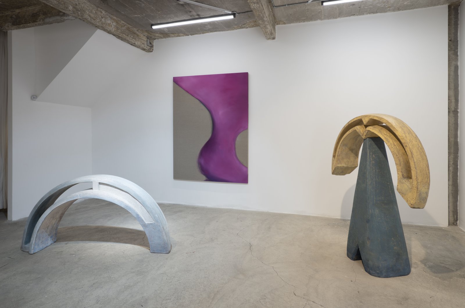 An installation view from "Trunkless" at Öktem Aykut shows works by Koray Ariş and Aret Gıcır. (Courtesy of Öktem Aykut)