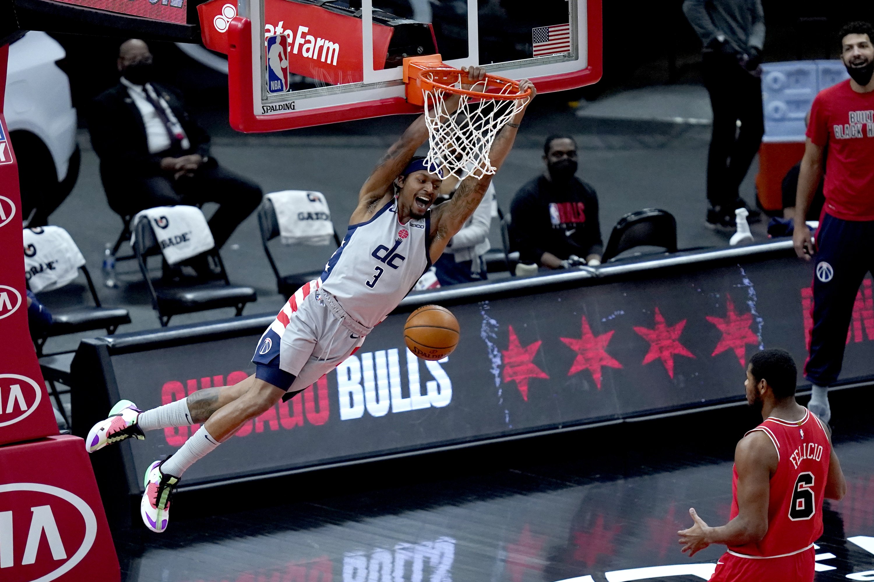 Washington Wizards' Bradley Beal (L) dunks the ball as Chicago Bulls' Cristiano Felicio watches during an NBA basketball game, Chicago, U.S., Feb. 8, 2021. (AP Photo)