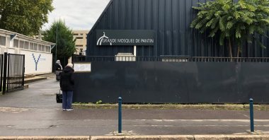 A woman reads a prefectural decree installed on the entrance gates of the Grand Mosque of Pantin, near Paris, France, Oct. 20, 2020. (Reuters Photo)
