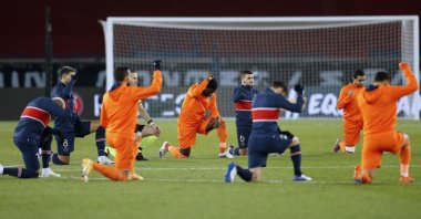 Paris Saint-Germain and Istanbul Başakşehir players take a knee before the start of a UEFA Champions League match at the Parc des Princes Stadium, Paris, France, Dec. 9, 2020. (EPA Photo)