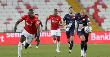 Fraport TAV Antalyaspor and Demir Grup Sivasspor players struggle for possession of the ball during a Ziraat Turkish Cup quarterfinals match at Atatürk Stadium, Sivas province, central Turkey, Feb. 11, 2021 (AA Photo)