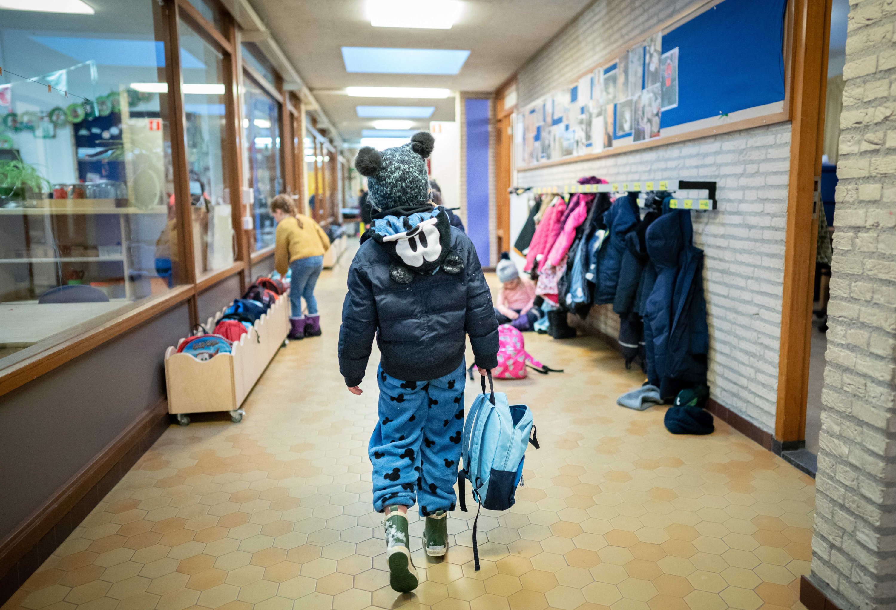 A pupil arrives at a primary school in the Hague, the Netherlands, Feb. 8, 2021. (EPA Photo)