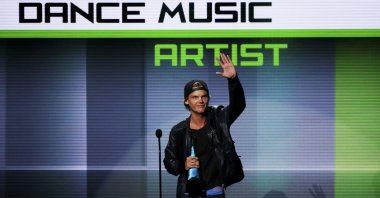 Swedish music artist Avicii accepts the favorite electronic dance music artist award at the 41st American Music Awards in Los Angeles, California, U.S., Nov. 24, 2013.  (REUTERS Photo)