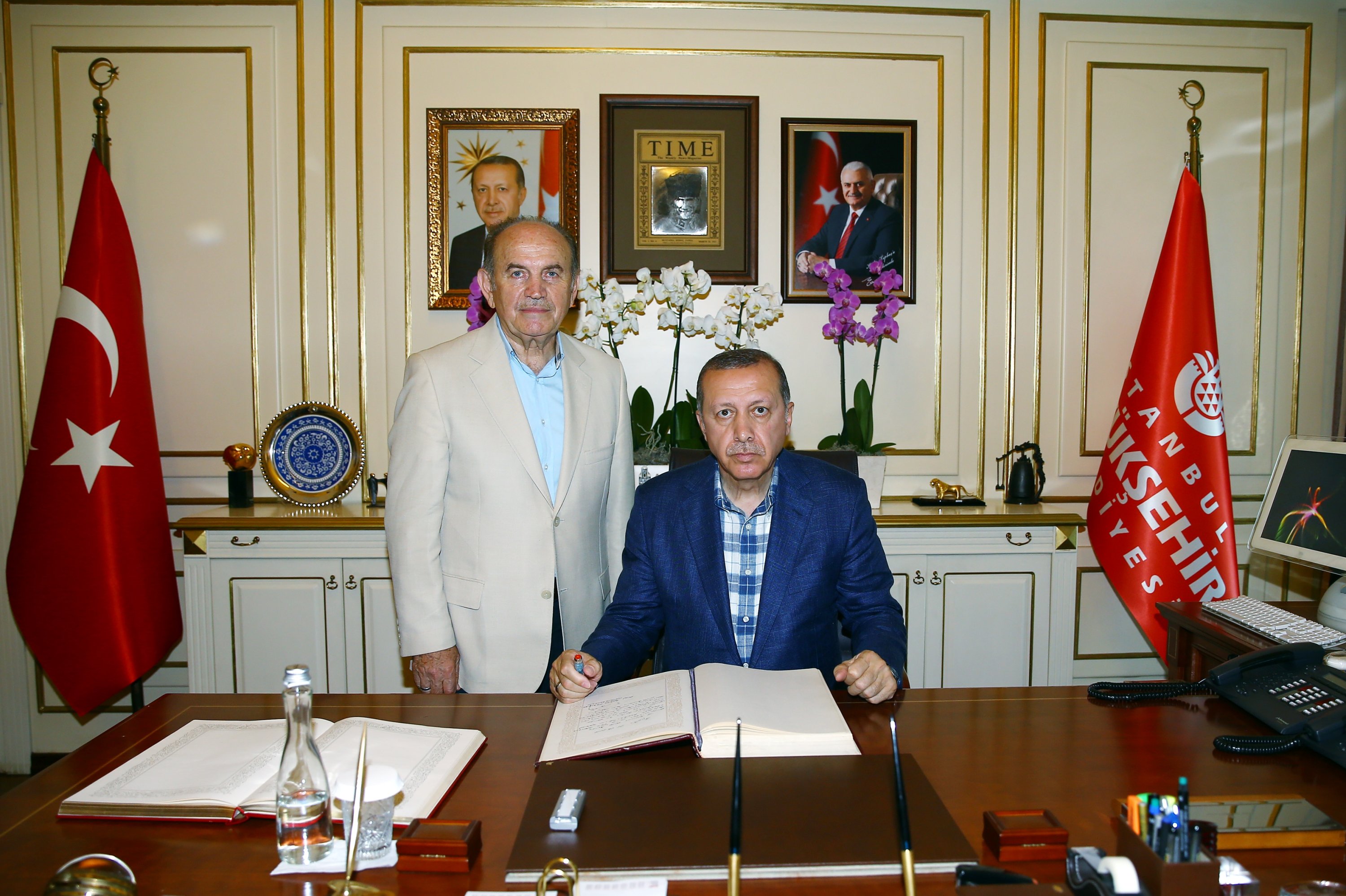 President Recep Tayyip Erdoğan (R) visits then Istanbul Mayor Kadir Topbaş at his office in metropolitan municipality headquarters. Erdoğan also served as the mayor of the megapolis between 1994 and 1998. (AA Photo)