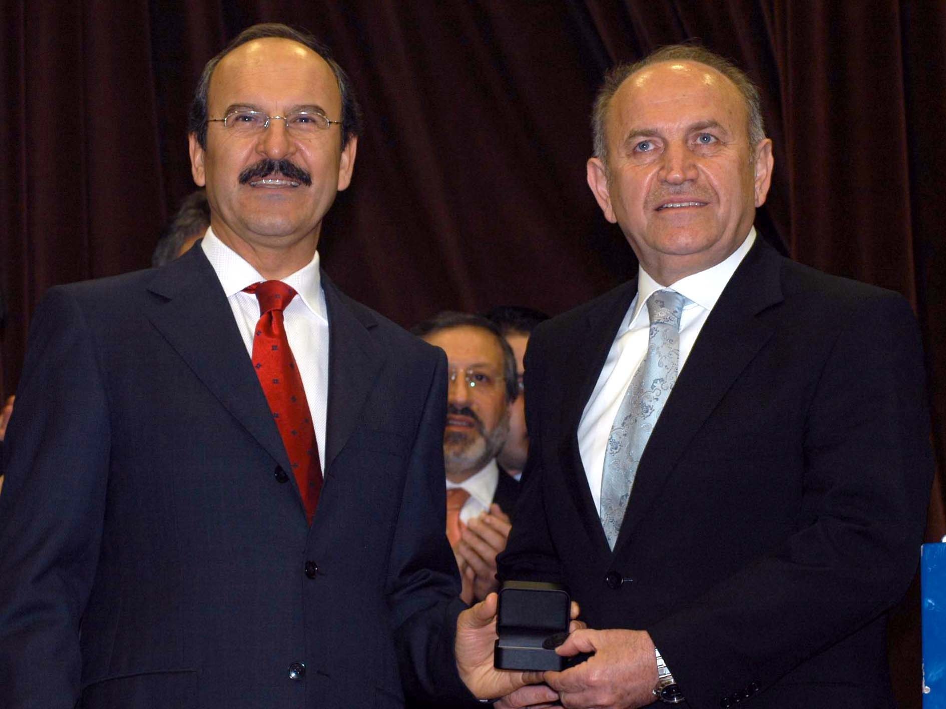 This file photo shows former Istanbul Mayor Kadir Topbaş (R) assuming the duty from his predecessor Ali Müfit Gürtuna following the 2004 local elections. (AA Photo)