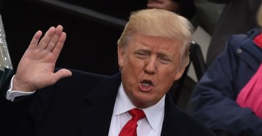 Donald Trump (L) is sworn in as the 45th U.S. President by Supreme Court Chief Justice John Roberts in front of the U.S. Capitol in Washington, D.C, Jan. 20, 2017.  (AFP Photo)
