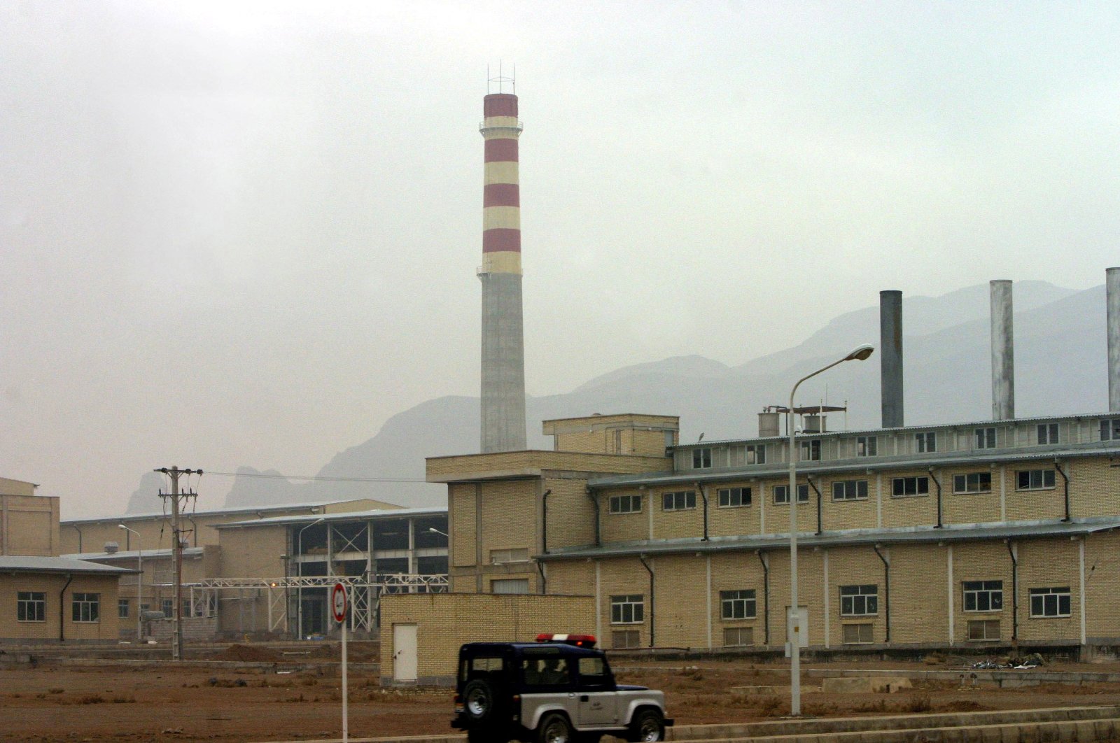 A security car passes in front of the Natanz nuclear facility 300 kilometers south of Tehran, Nov. 20, 2004. (Reuters Photo)