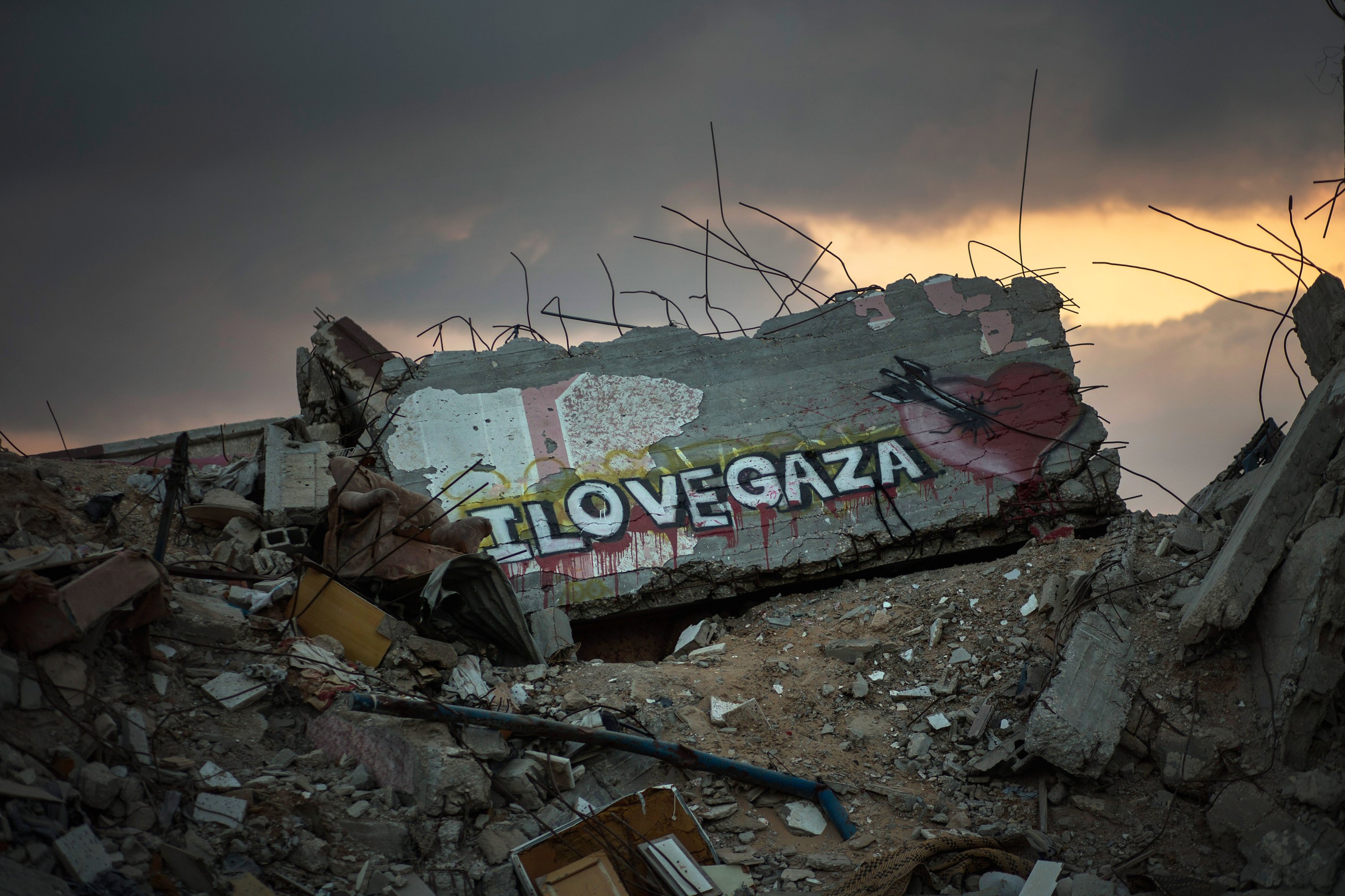 Graffiti adorns mounds of rubbles of the Israeli-bombed buildings, Gaza, Palestine, June 10, 2015. (Photo by Getty Images)