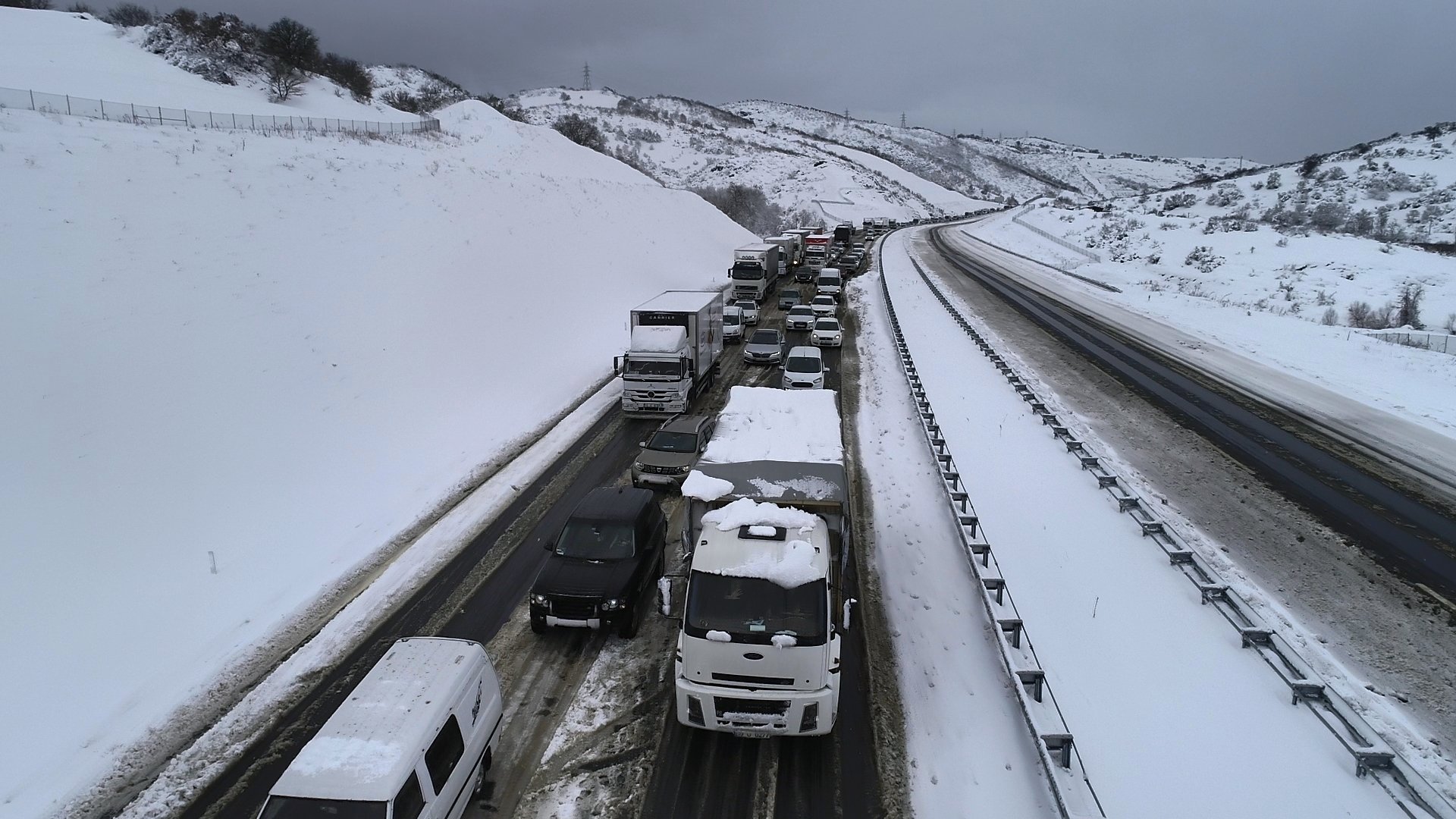 snowfall shuts down roads causes accidents across turkey daily sabah