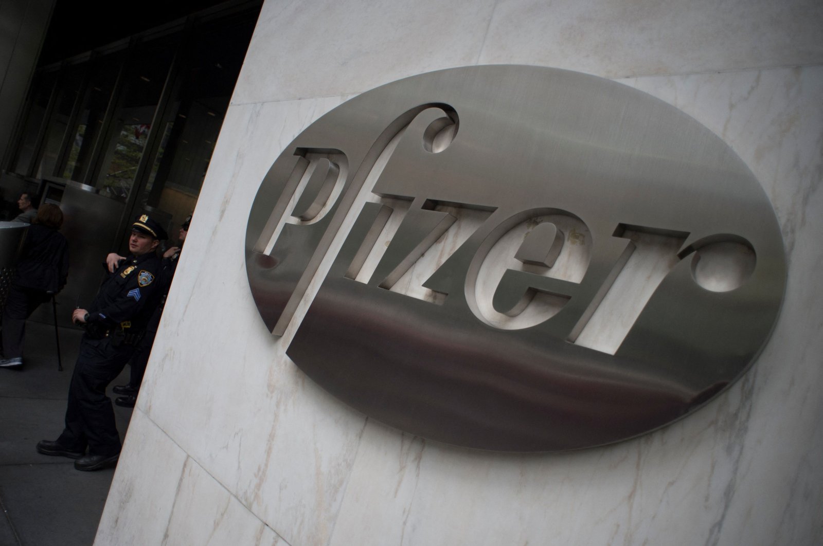 The Pfizer company logo at Pfizer’s headquarters in New York, U.S., April 27, 2016. (AFP Photo)