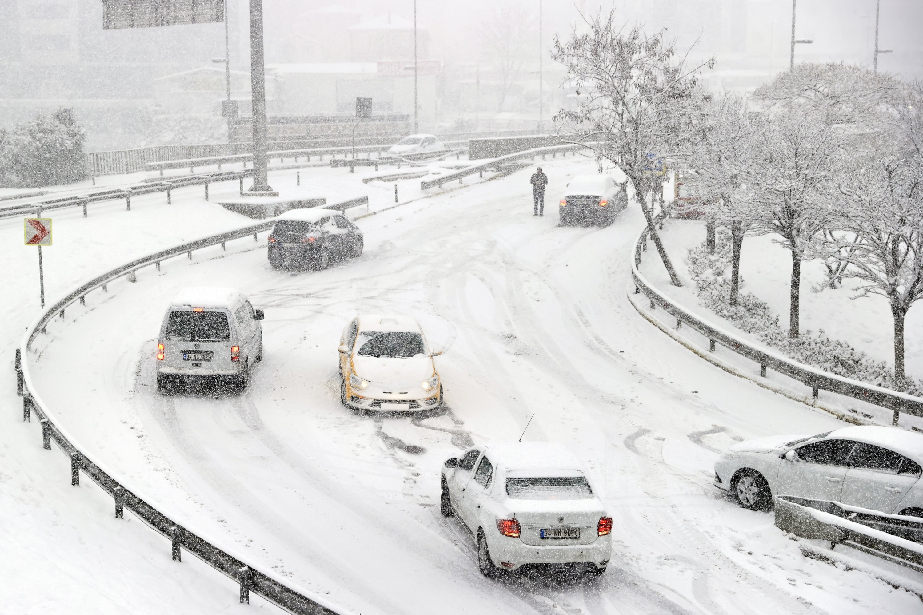Heavy snowfall cripples life in country - Türkiye News