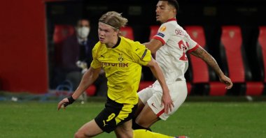 Sevilla defender Diego Carlos (R) duels for the ball against Borussia Dortmund's striker Erling Haaland (L) during the first leg of a UEFA Champions League round of 16 match at Sanchez Pzijuan stadium, Seville, Spain, Feb. 17, 2021. (EPA Photo)