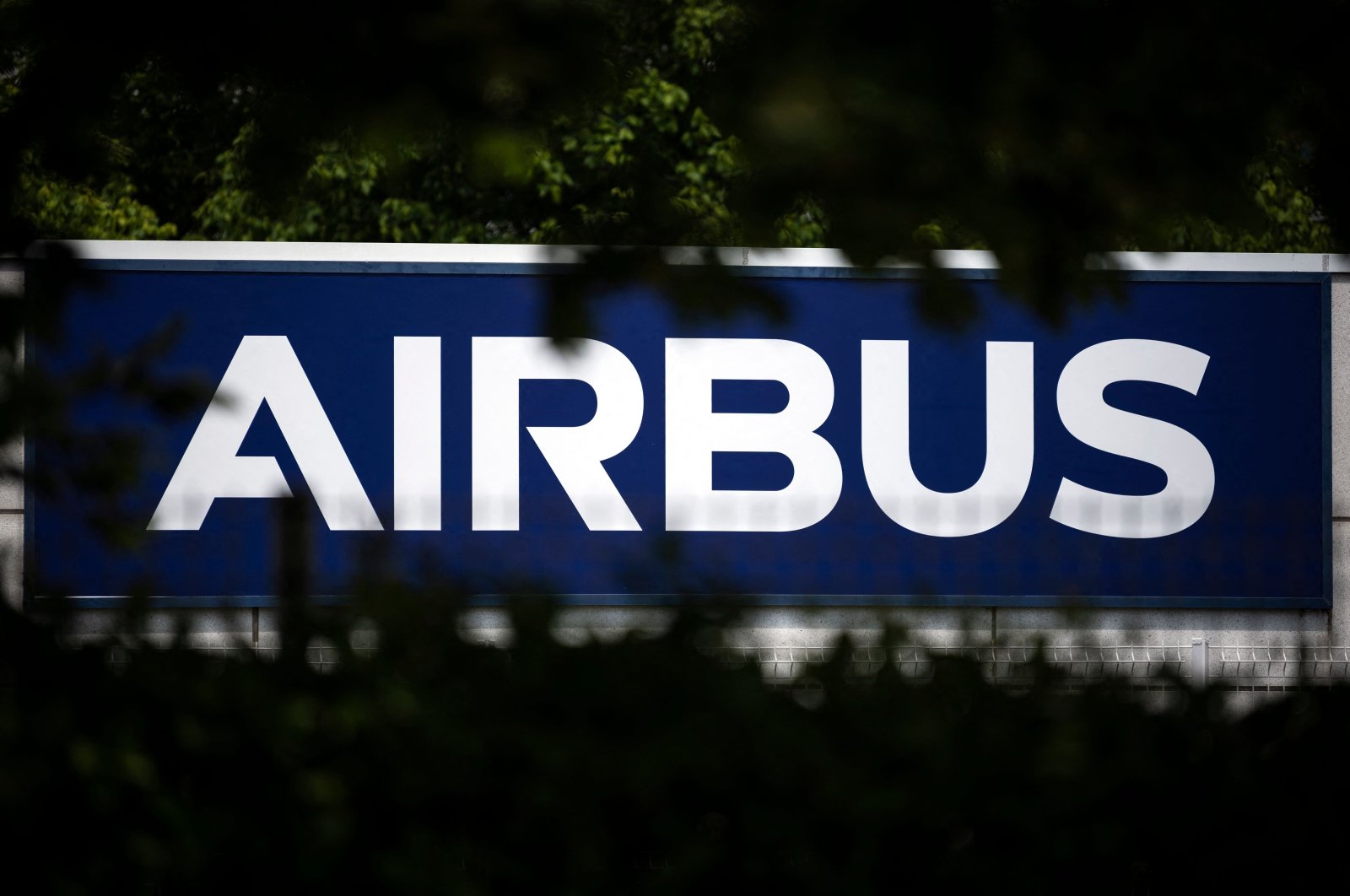 The logo of European aircraft manufacturer Airbus in Toulouse, southern France, May 13, 2020. (AFP Photo)