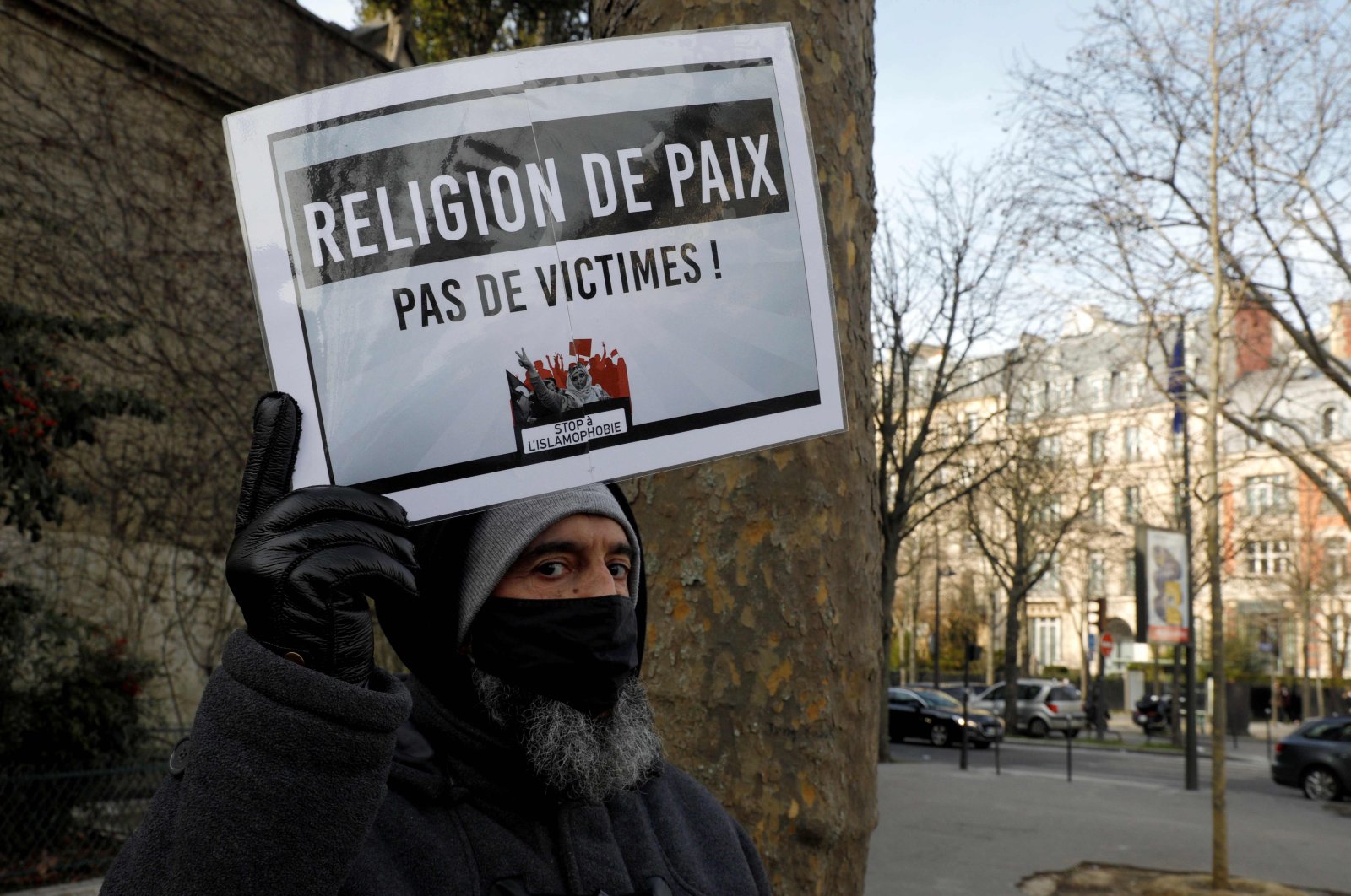 Ein Mann hält ein Plakat mit der Aufschrift "Religion des Friedens" in der Hand, wie Demonstranten gegen eine Gesetzesvorlage demonstrieren, die als "Antiseparatismus" bezeichnet wird, und zwar am 14. Februar 2021 in Paris, Frankreich. (AFP-Foto)